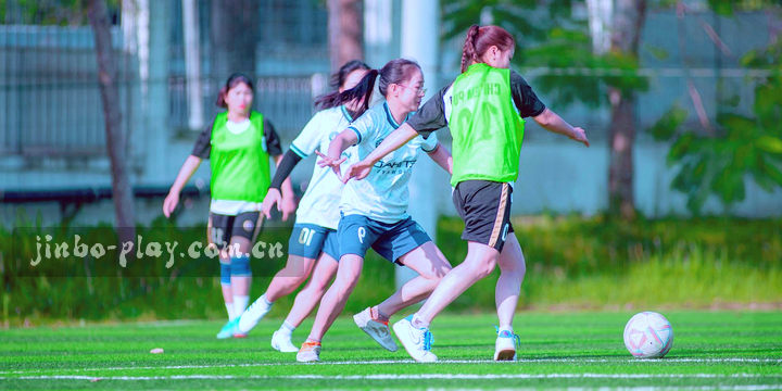 记分板上的3-1比分在聚光灯下微微反光，场边时钟还剩最后两分钟。